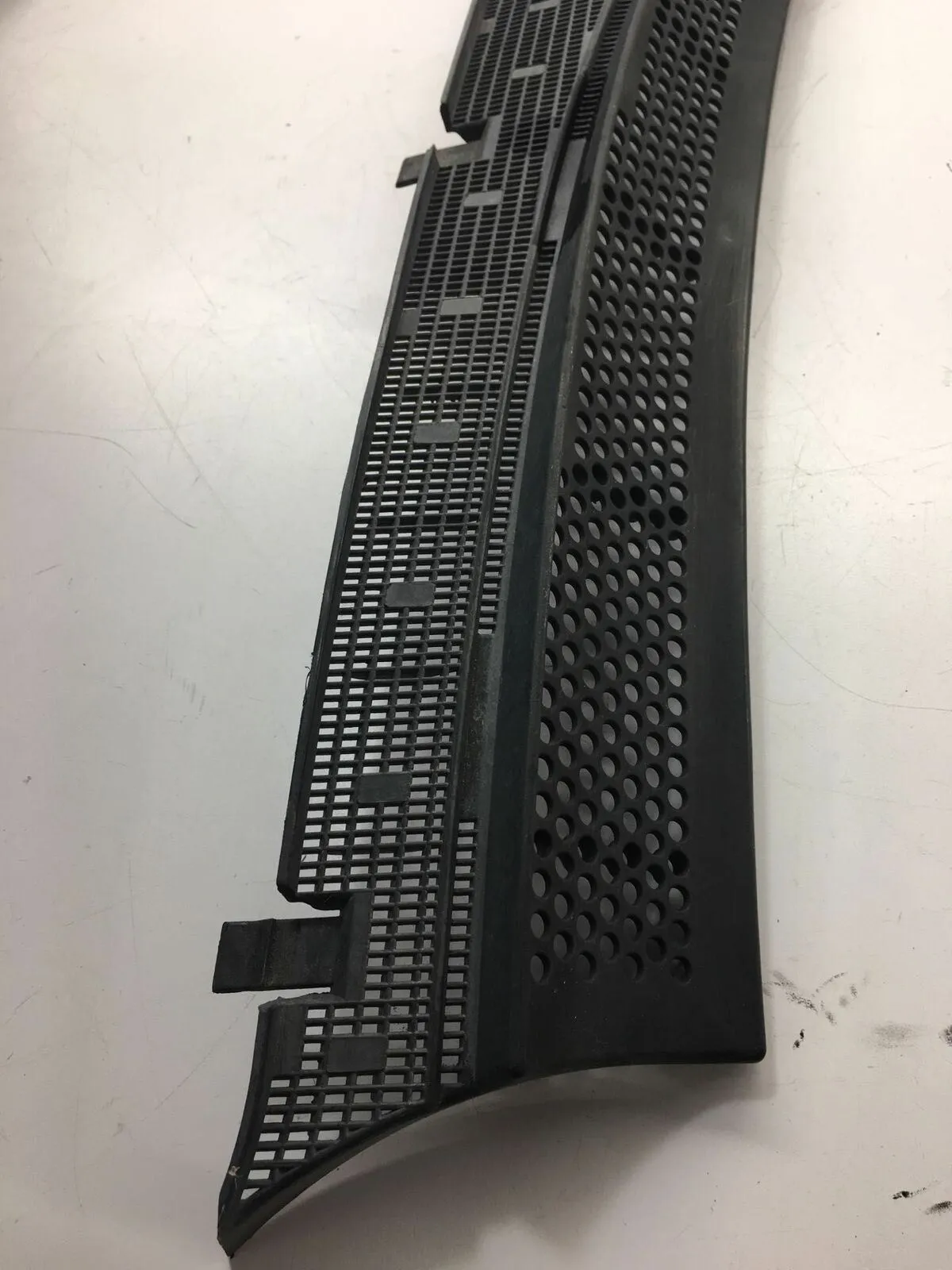 1997 MERCEDES BENZ C-CLASS Windshield Cowl Grille Screen Panel 202 831 0258 Q